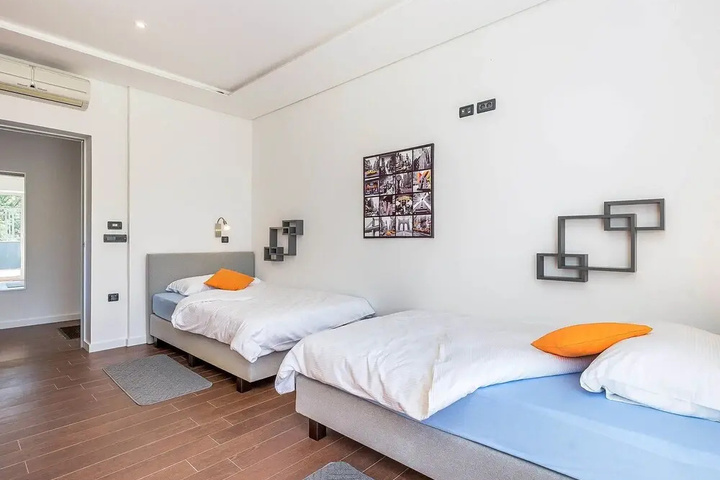 Room 4 of 16