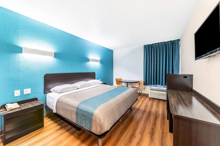 1 King Bed (4 of 14)