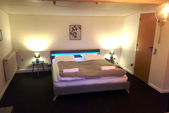 Room 2 of 10
