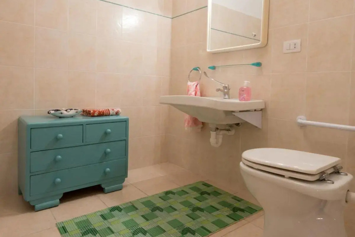 Room 6 of 34