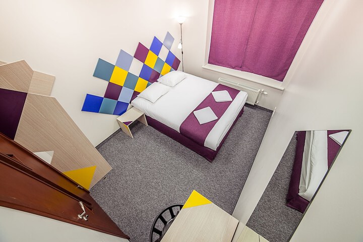Room 9 of 33