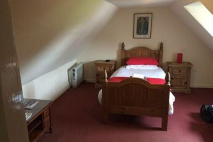 Room 6 of 8