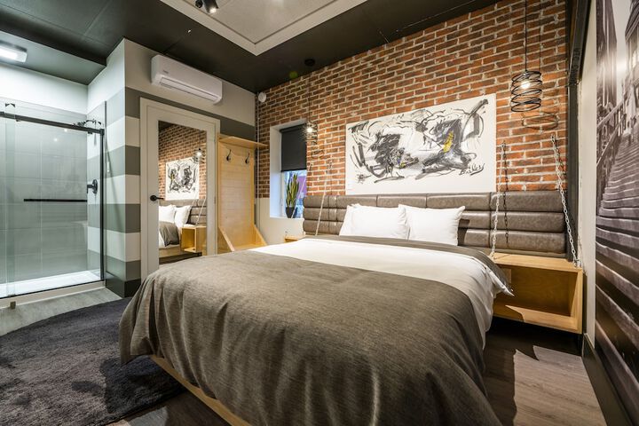 Room 8 of 12
