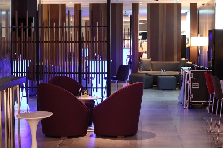 Lounge 34 of 62