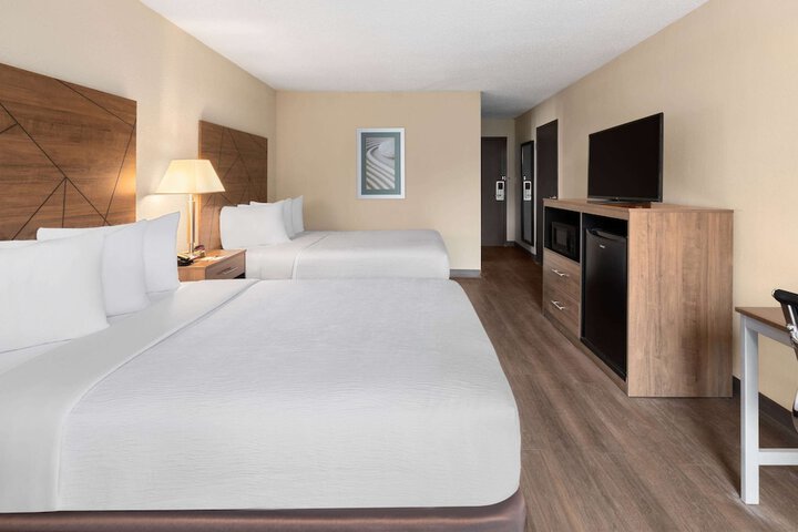 2 Double Beds (7 of 8)