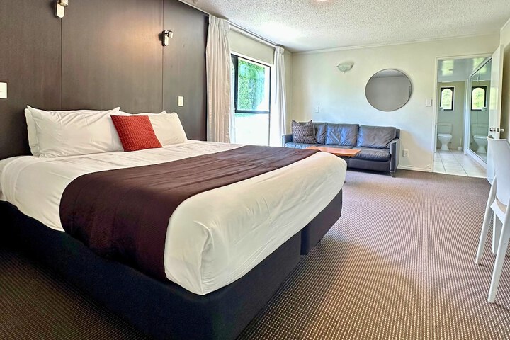 Room 6 of 16