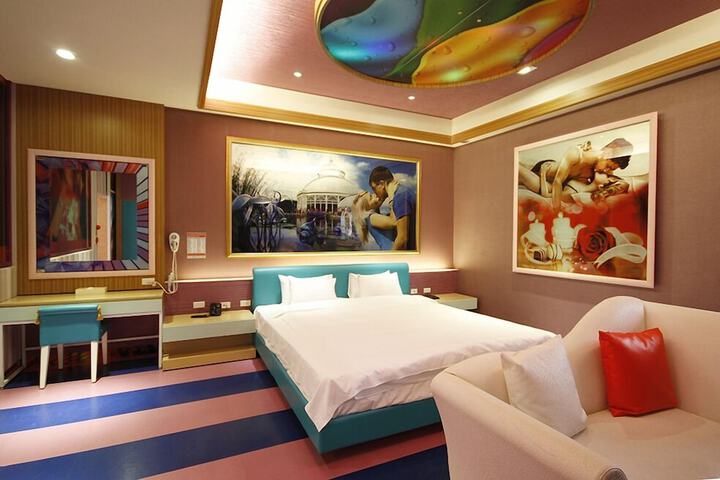 Room 9 of 33