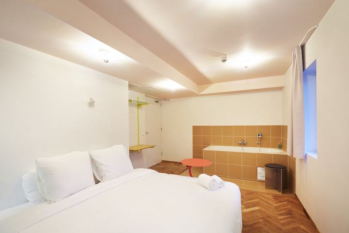 Room 45 of 143
