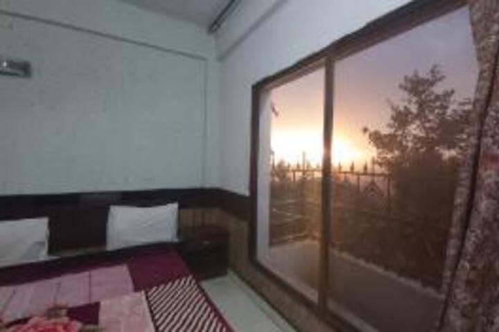 Room 8 of 12