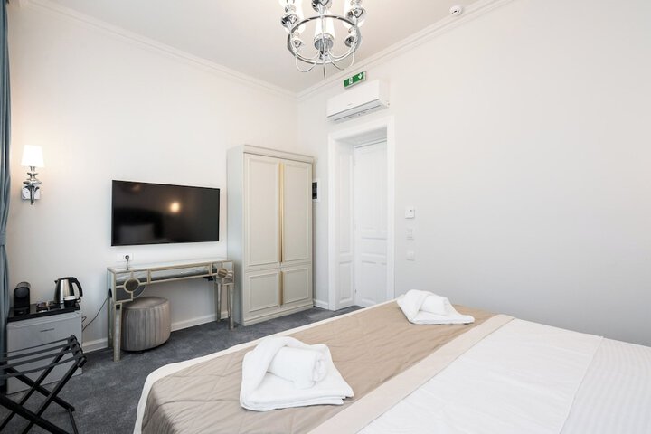 Room 52 of 208