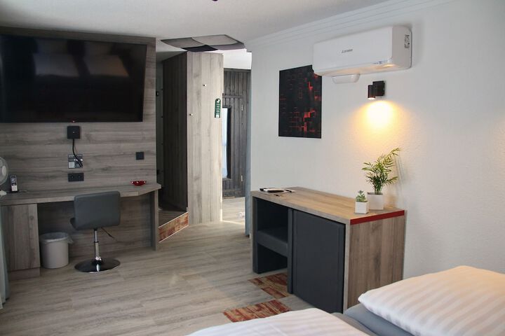 Room 8 of 145