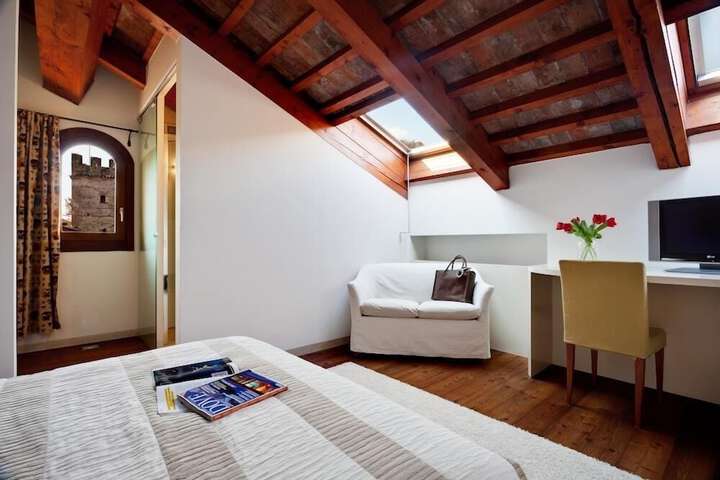 Room 15 of 31