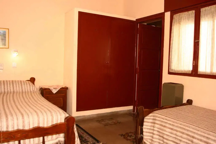 Room 4 of 8