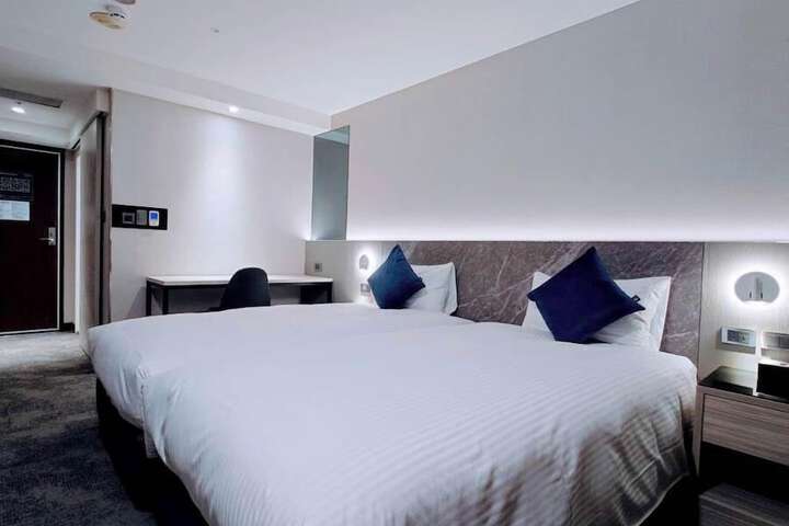 Room 10 of 16