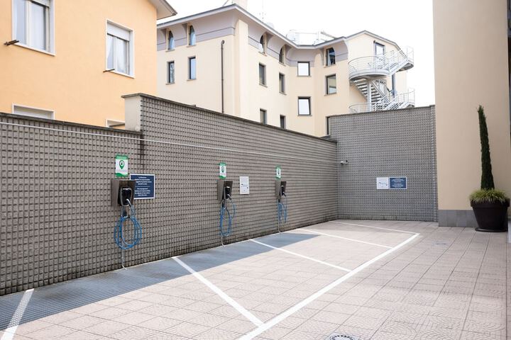 Electric vehicle charging station