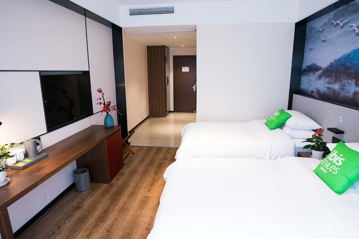 Room 15 of 32