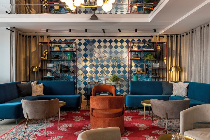 Lobby lounge