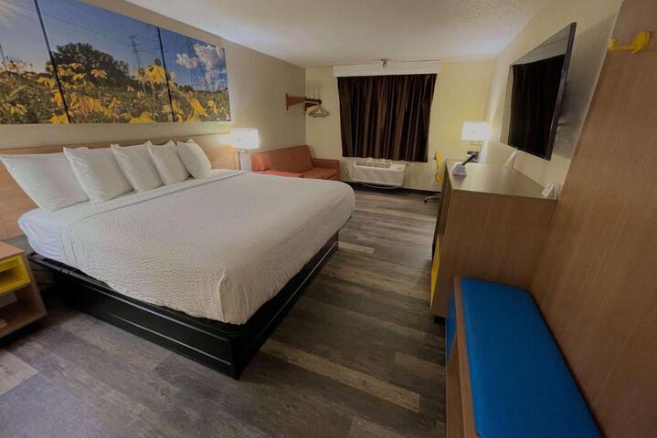 Double Accessible Queen Size Bed (1 of 3)
