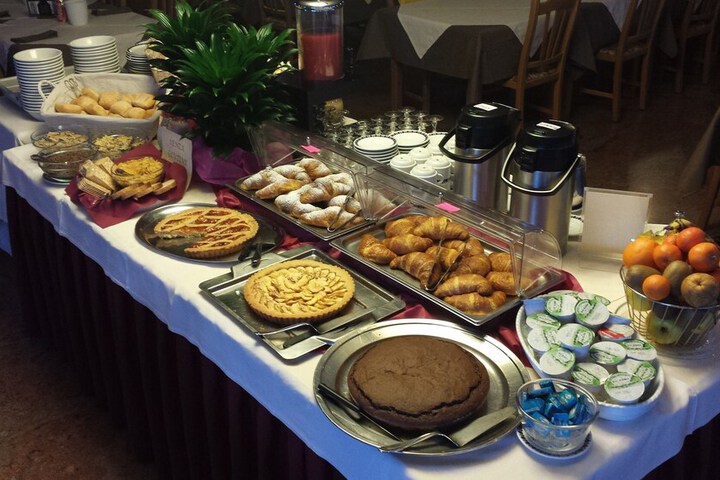 Breakfast/Coffee Service 24 of 34