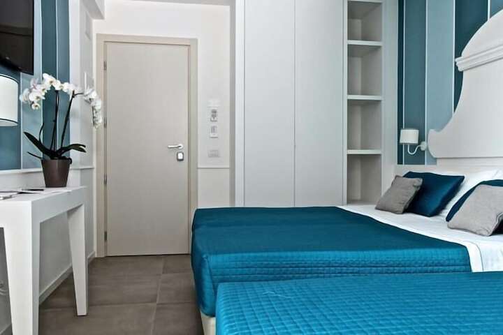 Room 8 of 30