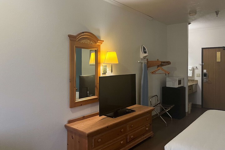 Queen Bed Accessible (14 of 14)
