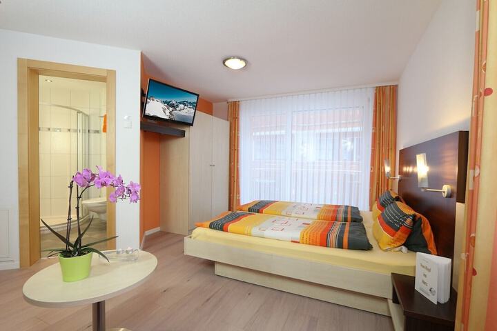 Room 4 of 36