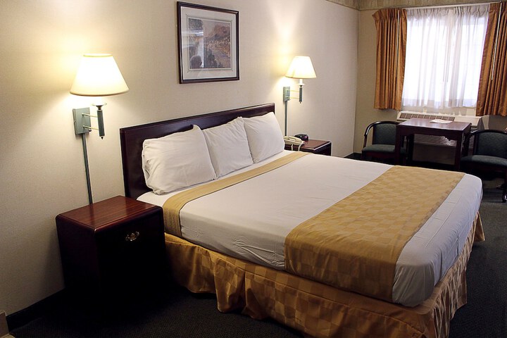 1 King Bed (5 of 5)