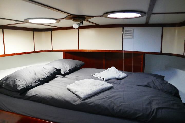 Room 4 of 16