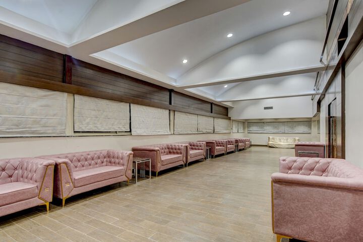 Ballroom/Hall 27 of 34