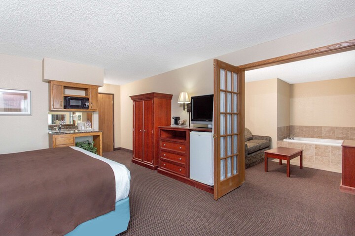 1 King Bed (5 of 12)