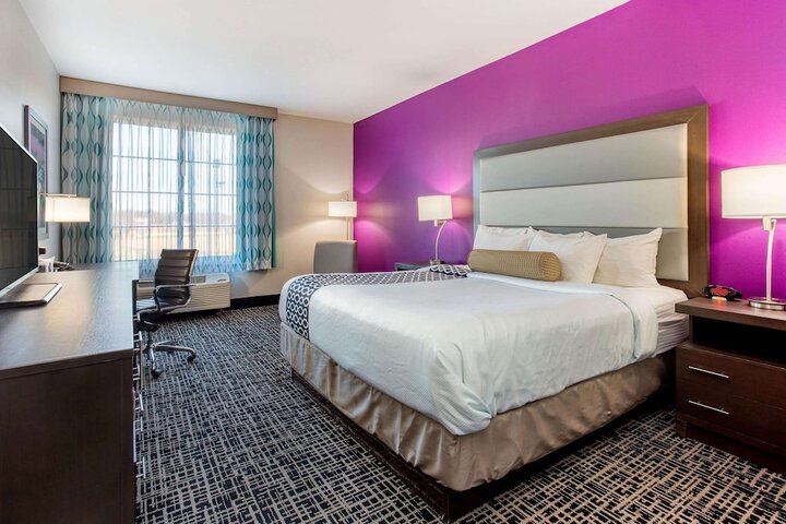 1 King Bed (3 of 9)