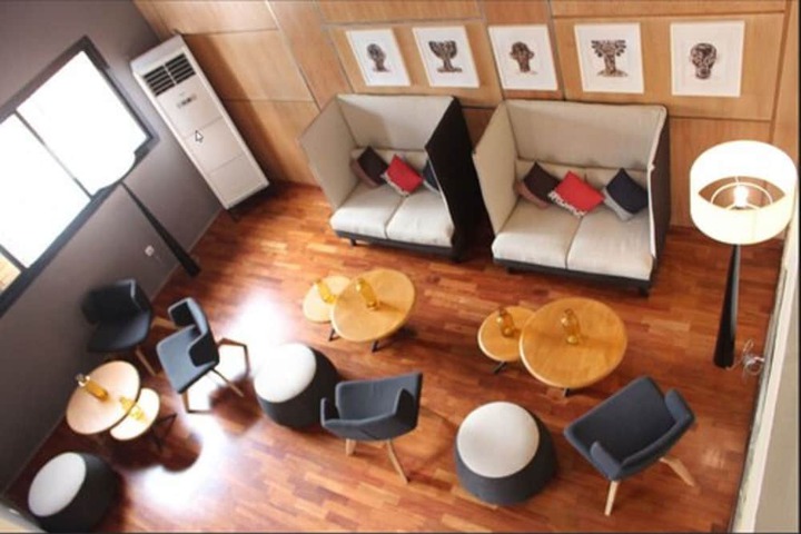 Lounge 21 of 28