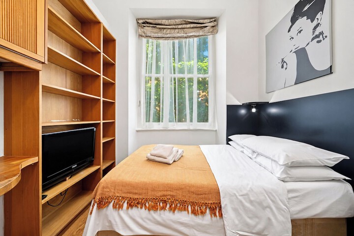 Room 33 of 77