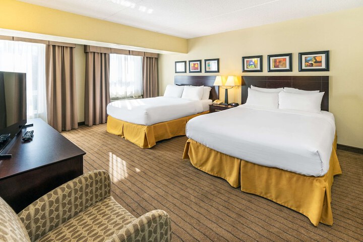 2 Queen Beds (7 of 8)
