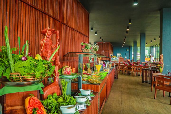 Dining 53 of 77