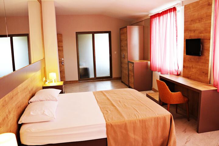 Room 9 of 30