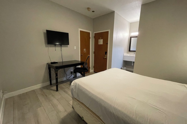 Room 6 of 16