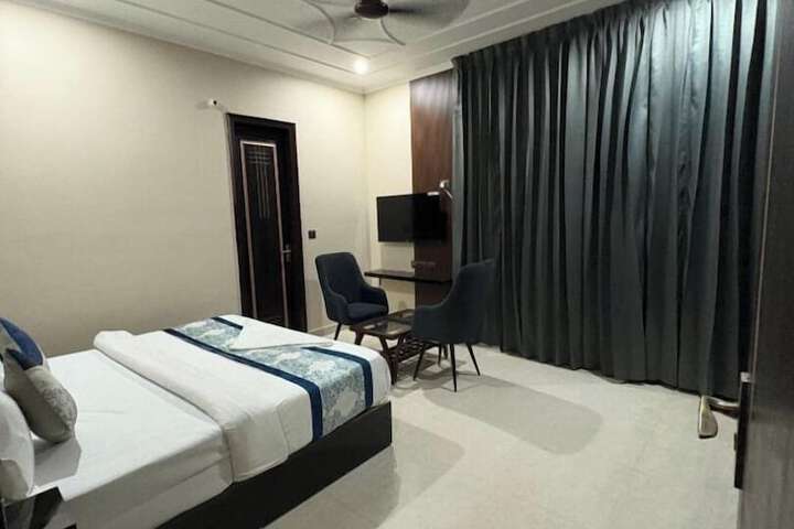 Room 10 of 33
