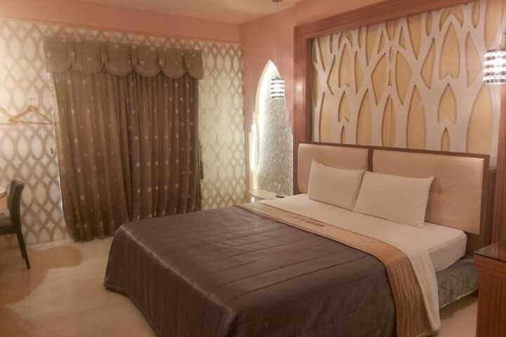 Room 14 of 32