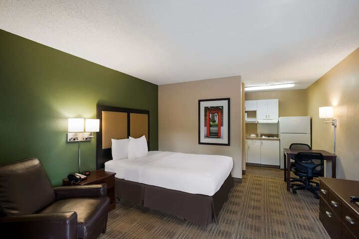 1 Queen Bed (6 of 12)