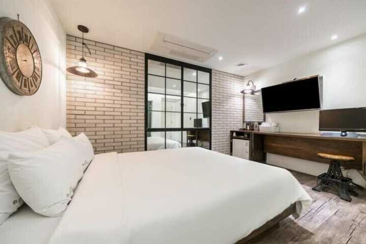 Room 7 of 33