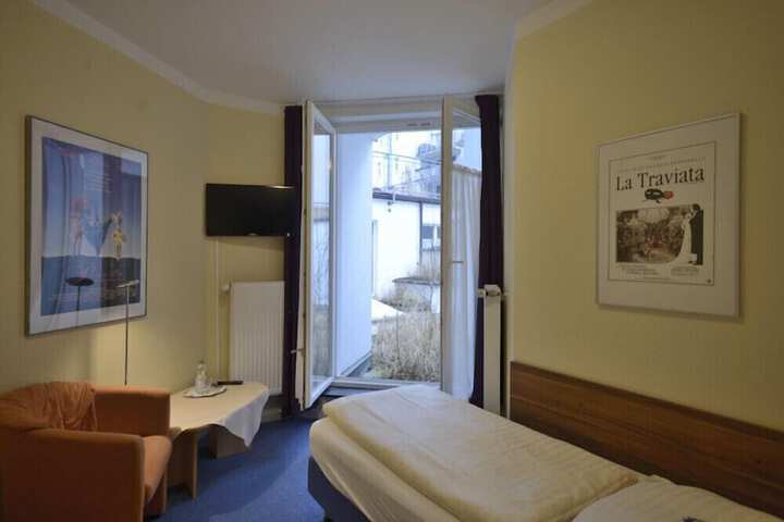 Room 2 of 28