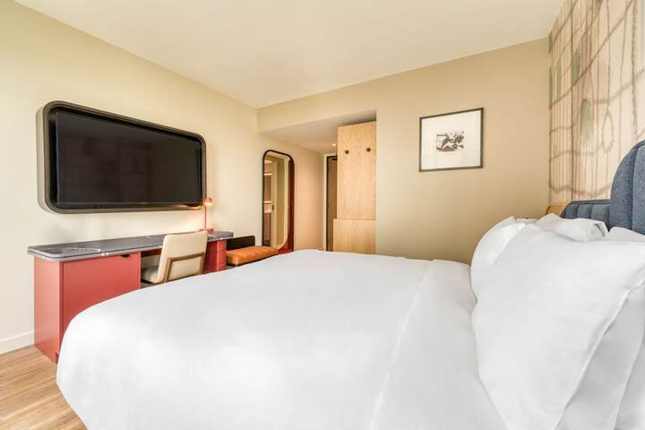 1 King Bed Deluxe (1 of 2)