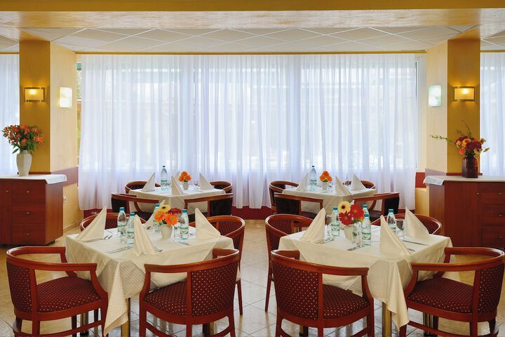 Dining 56 of 80