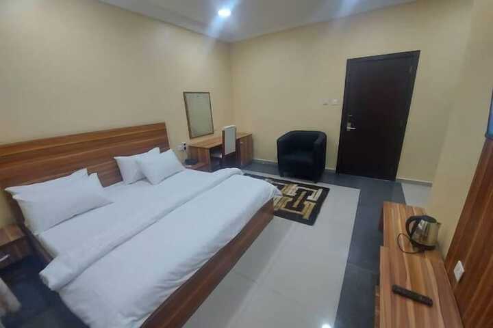 Room 14 of 80