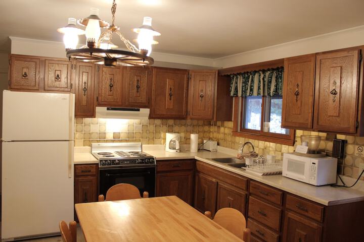 Pine Country Economy King Bed Pet Friendly (3 of 31)