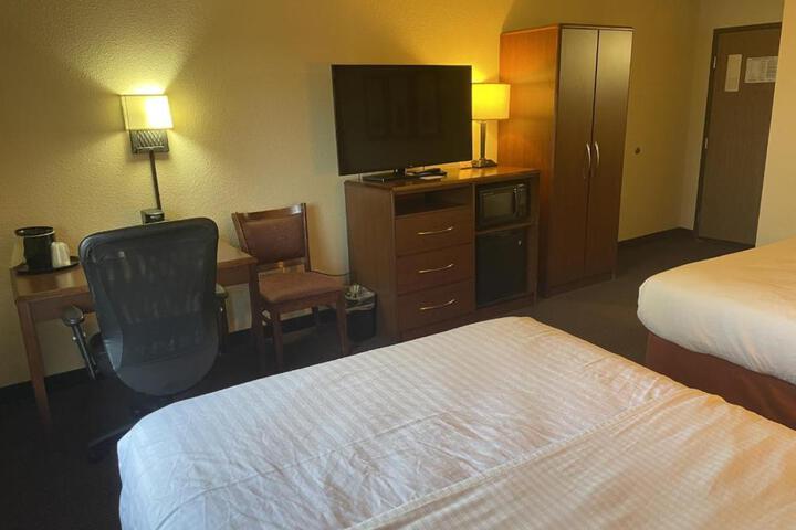 Double Deluxe Queen Bed (1 of 7)