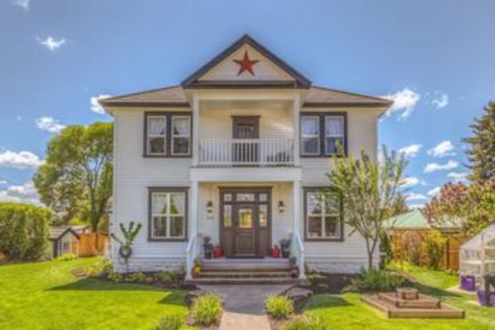 Exterior of Crooked River Inn