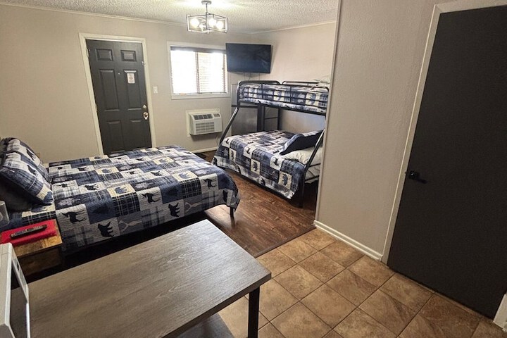 Room 12 of 37