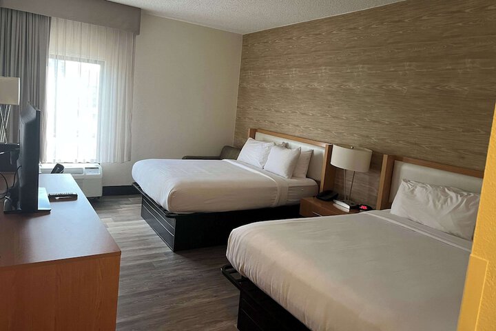 2 Queen Beds (3 of 13)